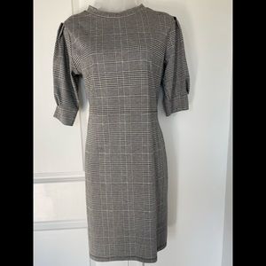 Casual women’s plaid dress with short sleeves